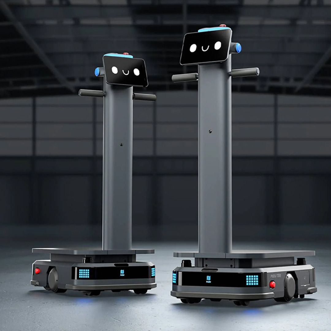 Zwei PUDU T300 Transportroboter mit Display in einer Halle