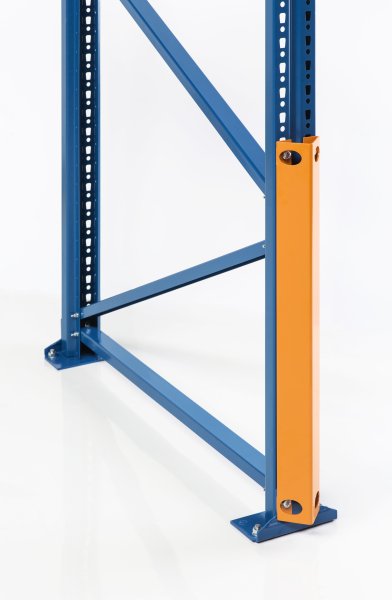 NEDCON Stützenanfahrschutz in Orange an einer blauen Palettenregalstütze